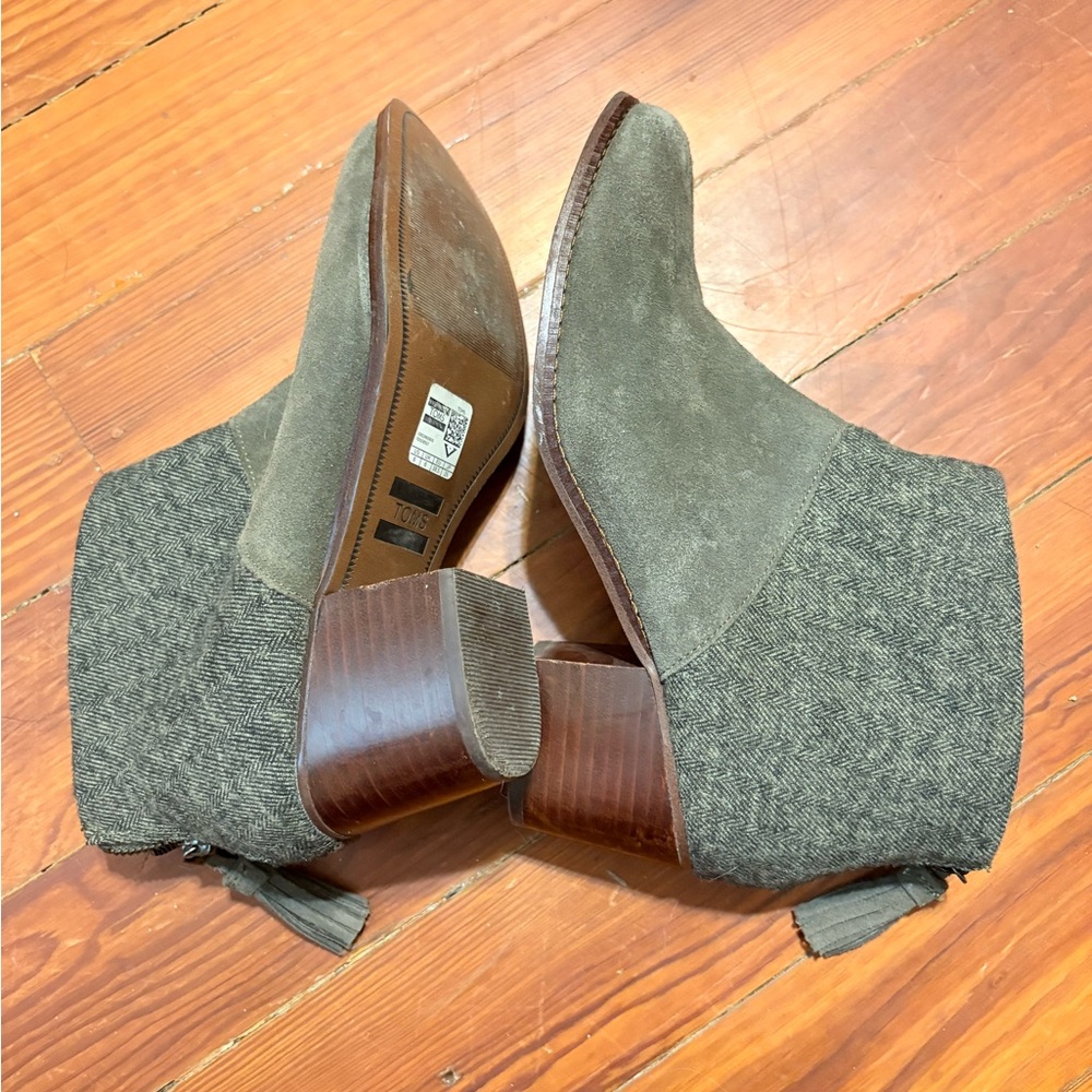Stylish Gray Ankle Boots - Picture 2 of 6